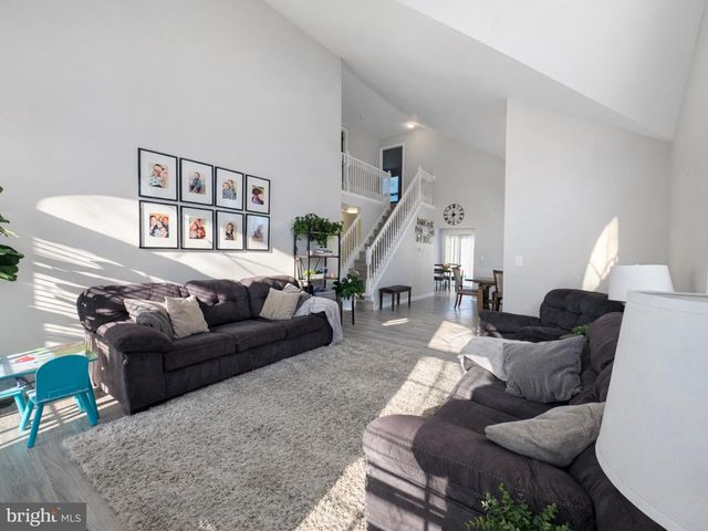 11 DRYDEN DR, Burlington, NJ 08016