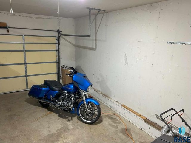 1433 Pebble Beach Rd Road, Mitchell, SD 57301