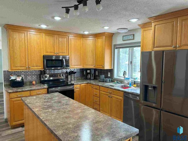 1433 Pebble Beach Rd Road, Mitchell, SD 57301