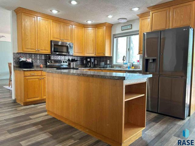 1433 Pebble Beach Rd Road, Mitchell, SD 57301