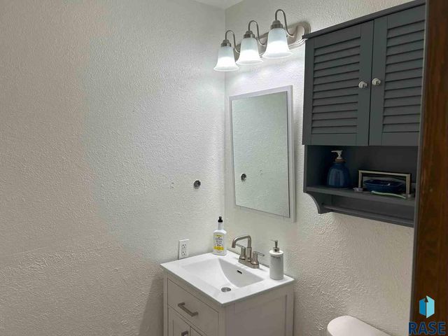 1433 Pebble Beach Rd Road, Mitchell, SD 57301