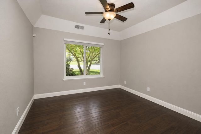 325 W Bluff Avenue, Fresno, CA 93711