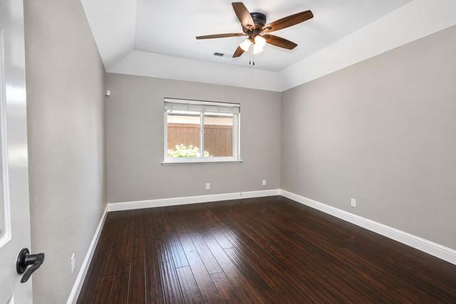 325 W Bluff Avenue, Fresno, CA 93711