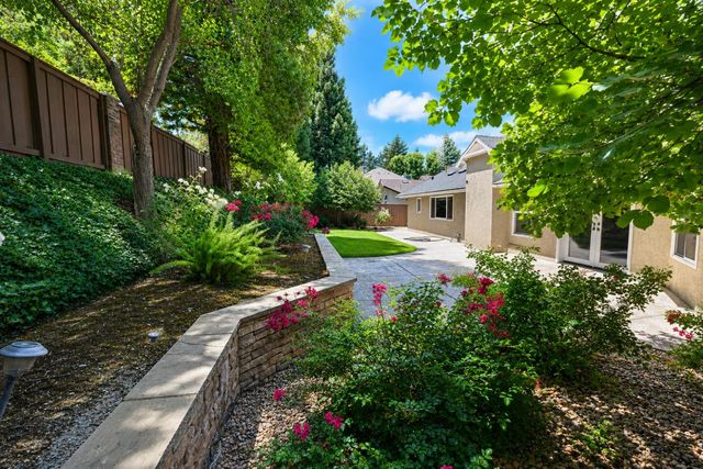 325 W Bluff Avenue, Fresno, CA 93711
