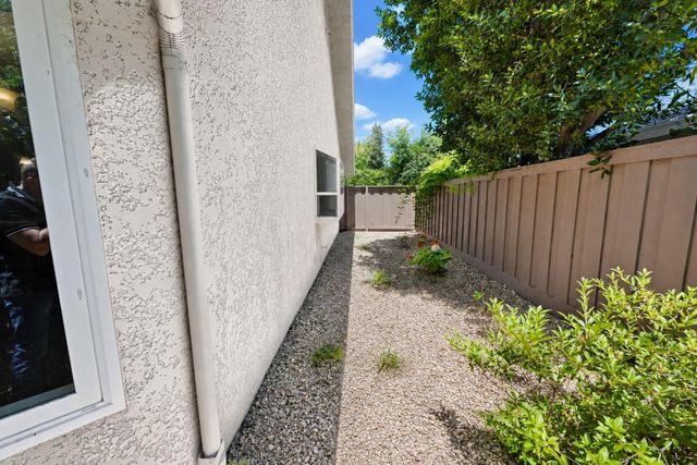 325 W Bluff Avenue, Fresno, CA 93711