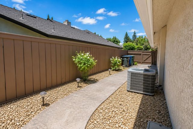 325 W Bluff Avenue, Fresno, CA 93711
