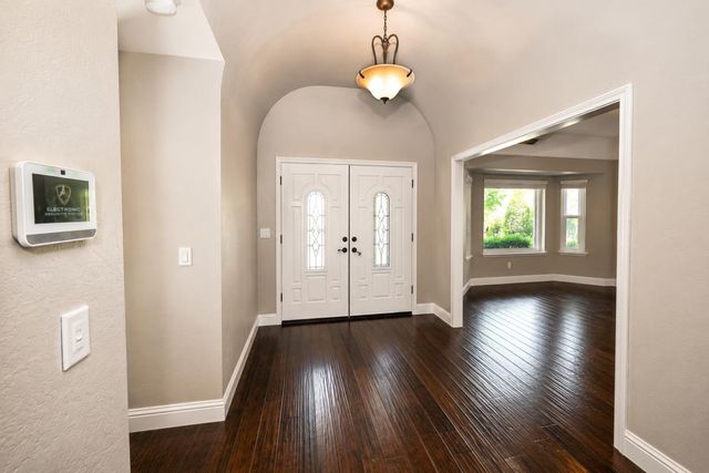 325 W Bluff Avenue, Fresno, CA 93711