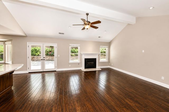 325 W Bluff Avenue, Fresno, CA 93711