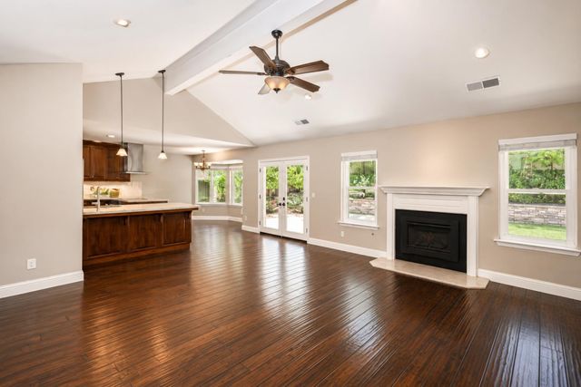325 W Bluff Avenue, Fresno, CA 93711
