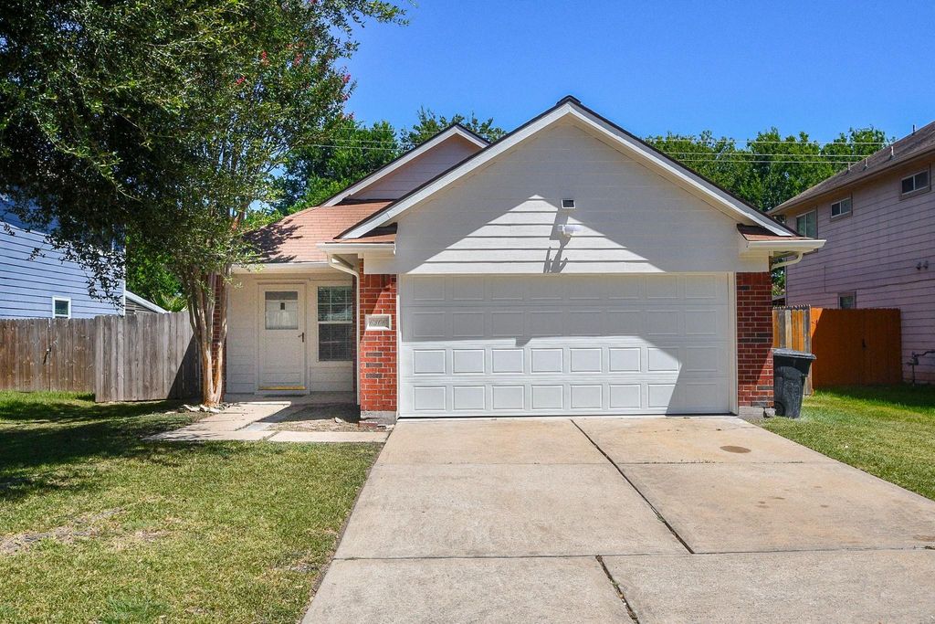 6306 Spruce Manor Lane, Houston, TX 77085
