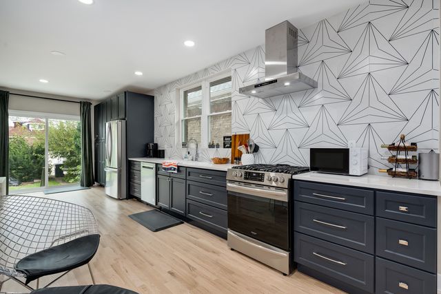 6739 N Rockwell Street, Chicago, IL 60645