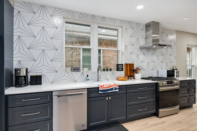 6739 N Rockwell Street, Chicago, IL 60645