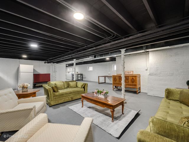 6739 N Rockwell Street, Chicago, IL 60645