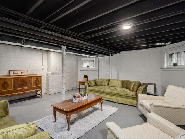 6739 N Rockwell Street, Chicago, IL 60645