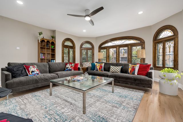 6739 N Rockwell Street, Chicago, IL 60645