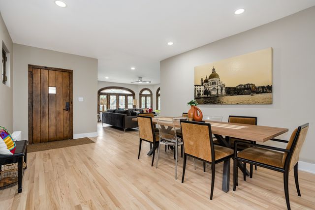 6739 N Rockwell Street, Chicago, IL 60645