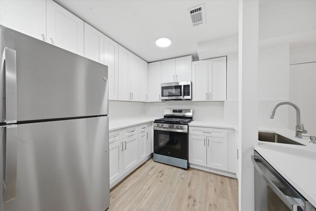 3037 N southport Avenue 2R, Chicago, IL 60657