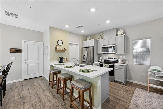 5409 Cumberland Dr, Roseville, CA 95747