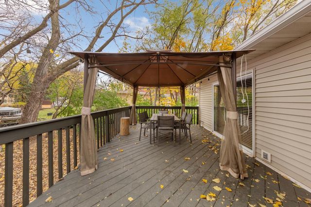 1055 W County Road D, Shoreview, MN 55126
