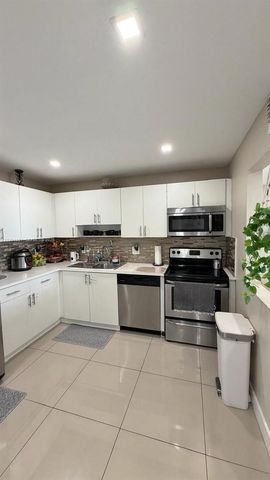 13499 Biscayne Blvd 805, North Miami, FL 33181