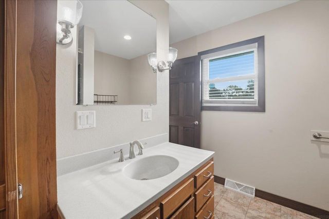 2721 Hiawatha Road, Cedar Falls, IA 50613