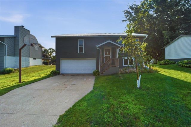 2721 Hiawatha Road, Cedar Falls, IA 50613
