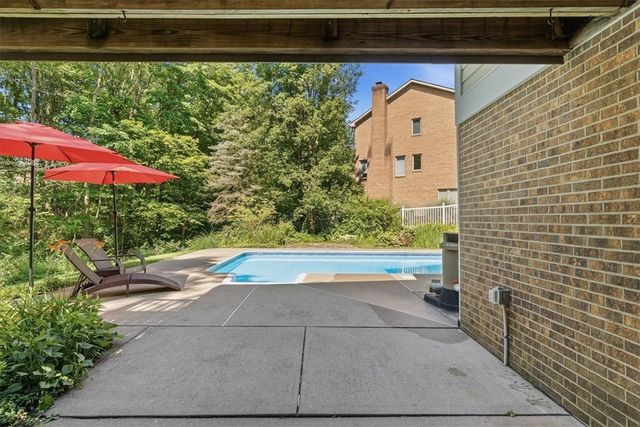 2448 Rihn Strasse, Hampton, PA 15044