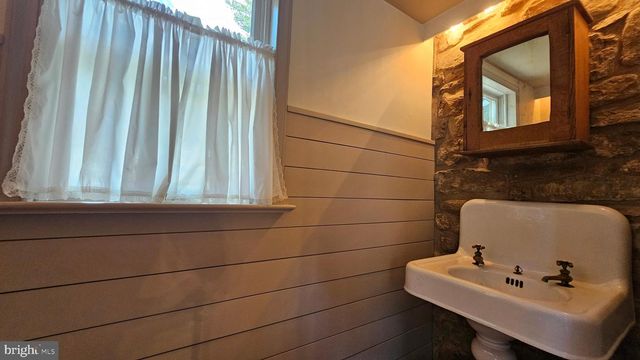 585 BUTTERMILK RD, Hellertown, PA 18055