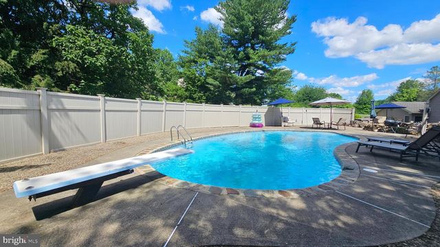 585 BUTTERMILK RD, Hellertown, PA 18055