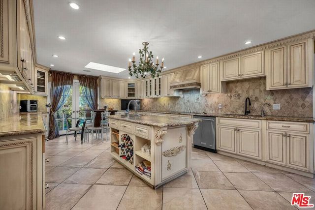 10810 Via Verona Street, Los Angeles, CA 90077