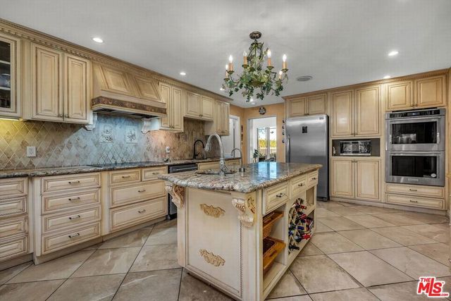 10810 Via Verona Street, Los Angeles, CA 90077