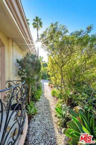 10810 Via Verona Street, Los Angeles, CA 90077