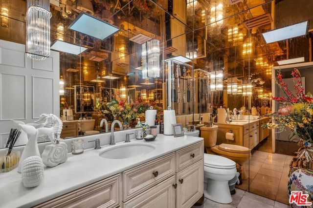 10810 Via Verona Street, Los Angeles, CA 90077