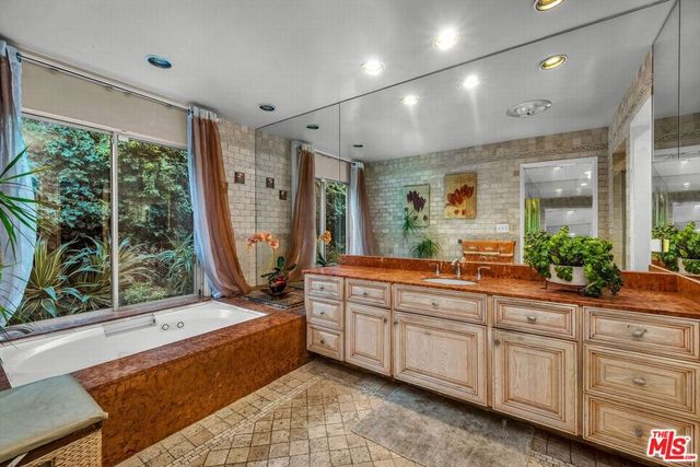 10810 Via Verona Street, Los Angeles, CA 90077