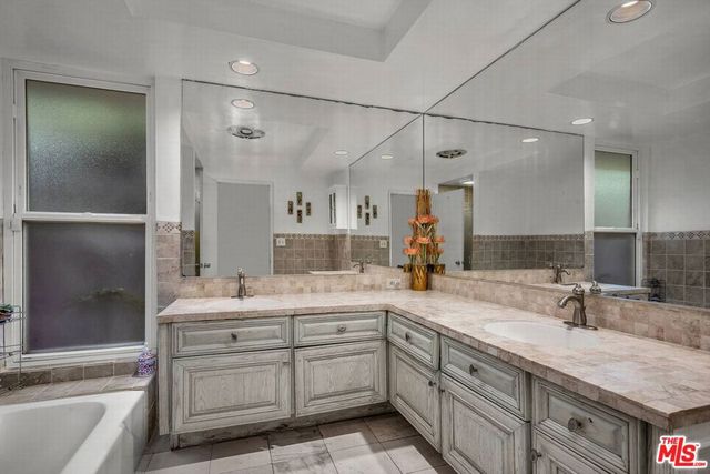 10810 Via Verona Street, Los Angeles, CA 90077