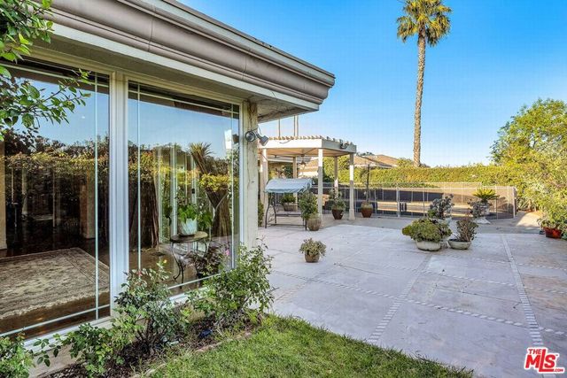 10810 Via Verona Street, Los Angeles, CA 90077