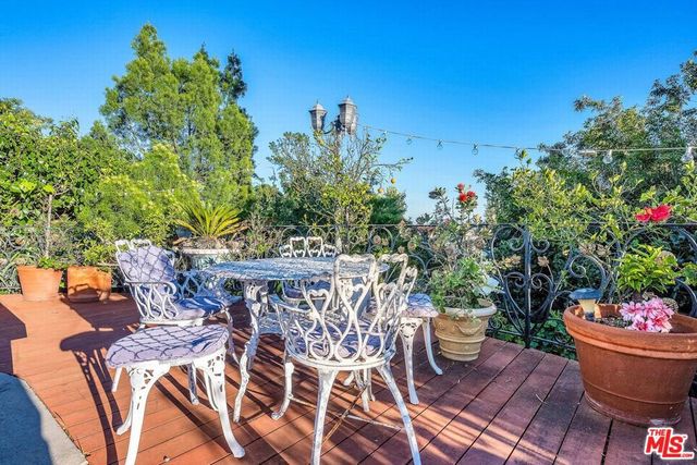 10810 Via Verona Street, Los Angeles, CA 90077