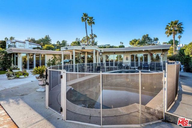 10810 Via Verona Street, Los Angeles, CA 90077