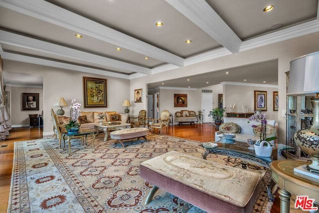 10810 Via Verona Street, Los Angeles, CA 90077