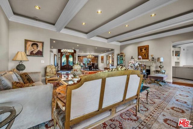 10810 Via Verona Street, Los Angeles, CA 90077