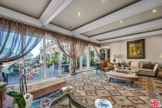 10810 Via Verona Street, Los Angeles, CA 90077