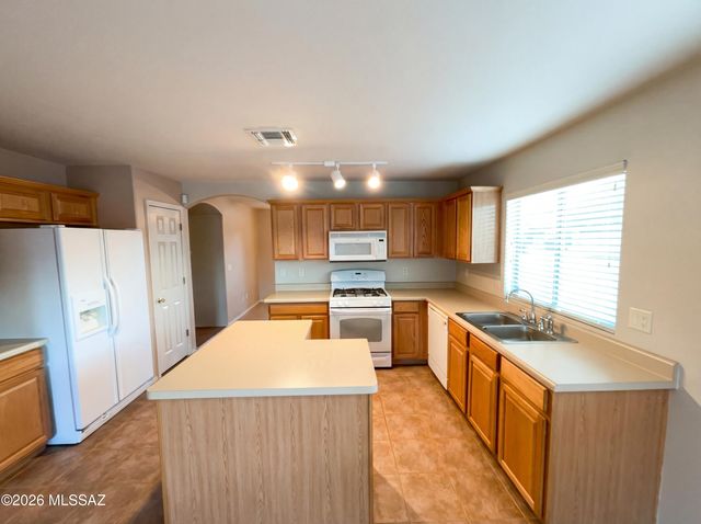 9986 E Apache Rain Drive, Tucson, AZ 85748