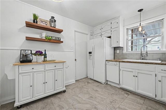 2404 W 76th Street, Prairie Village, KS 66208