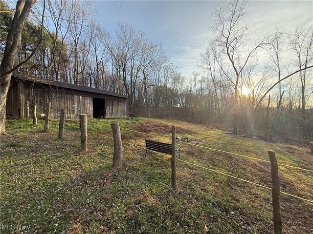 5618 Green Ridge Road SE, New Philadelphia, OH 44663