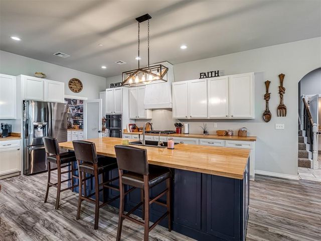 14215 SW 46th Court, Yukon, OK 73099