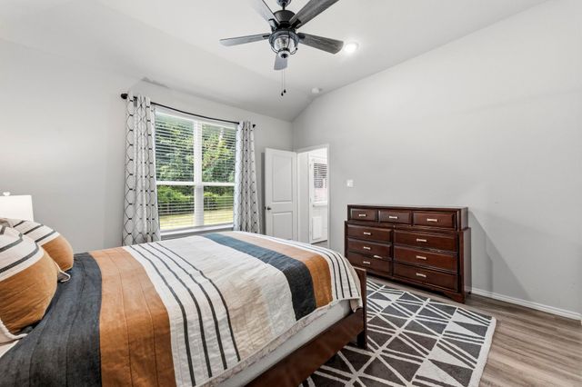 123 Town And Country Road, Huntsville, TX 77320