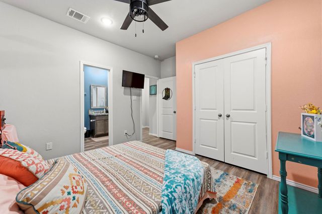 123 Town And Country Road, Huntsville, TX 77320
