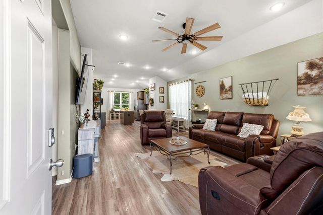 123 Town And Country Road, Huntsville, TX 77320