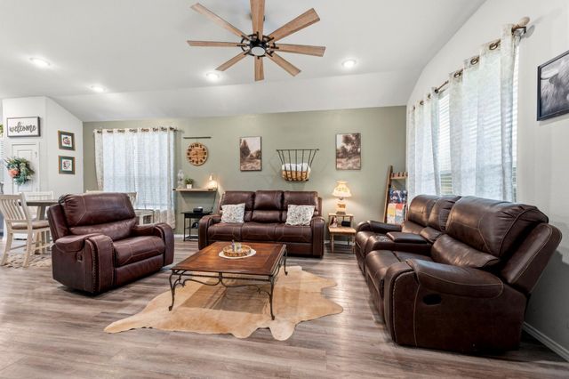 123 Town And Country Road, Huntsville, TX 77320