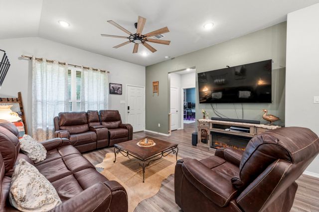 123 Town And Country Road, Huntsville, TX 77320